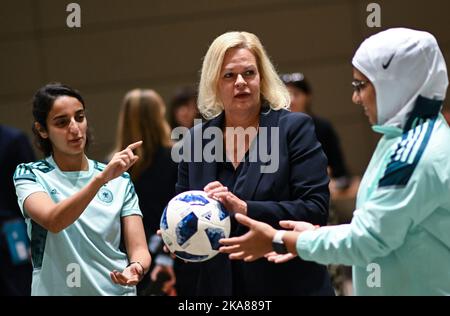 Doha, Qatar. 01st Nov 2022. Nancy Faeser (SPD, M), ministro federale dell'interno e degli affari interni, gioca con una palla insieme ai partecipanti al progetto dei futuri leader del DFB nel calcio. Faeser si è recato nel Qatar, paese ospitante, in qualità di ministro dello sport, in occasione della Coppa del mondo. Il viaggio si concentrerà sulle questioni relative ai diritti umani in discussione nel corso del torneo. Credit: Britten/dpa/Alamy Live News Foto Stock