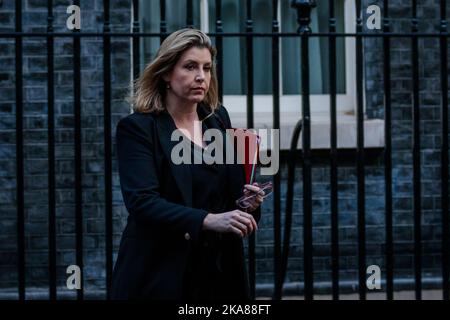 Downing Street, Londra, Regno Unito. 1st novembre 2022. Penny Mordaunt MP, Signore Presidente del Consiglio e leader della Camera dei Comuni, partecipa alla riunione settimanale del Gabinetto al 10 di Downing Street. Foto di Amanda Rose/Alamy Live News Foto Stock