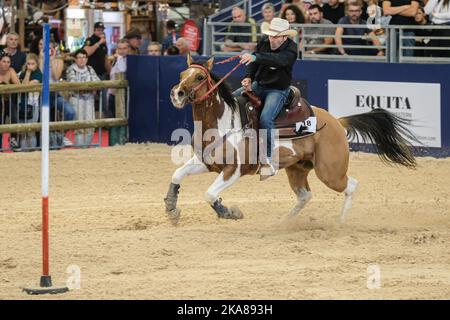 Francia, Lione, 2022-10-28. Gara di slalom durante la mostra di cavalli Equita Lyon. Foto Stock