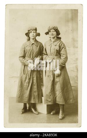 Originale primi del 1900, cartolina di epoca Titanic di 2 giovani donne lavoratrici di sanatorio in uniforme, Lily and Rose, lavorando in una sanatoria, dove i pazienti affetti da malattie come la tubercolosi, potrebbero essere isolati dal resto della comunità. Datato 1912, Regno Unito Foto Stock