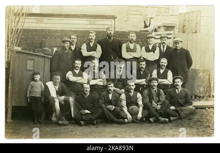 Originale squadra di calcio amatoriale di strada dei primi anni '20, un sacco di personaggi, vicini di casa, arbitri sventolando bandiere, grande chap alla schiena forse manager, in un ambiente urbano, nel Regno Unito Foto Stock