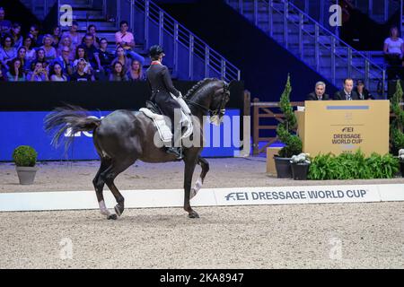 Francia, Lione, 2022-10-28. Il pilota belga Laurence Vanommeslaghe durante la sua apparizione alla coppa del mondo di dressage a Equita Lyon. Foto Stock