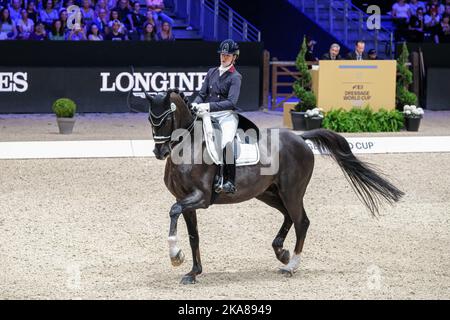 Francia, Lione, 2022-10-28. Il pilota belga Laurence Vanommeslaghe durante la sua apparizione alla coppa del mondo di dressage a Equita Lyon. Foto Stock