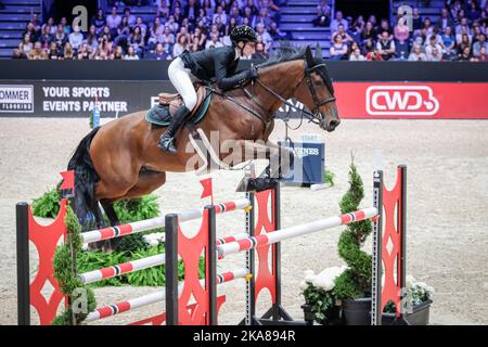 Francia, Lione, 2022-10-28. Il pilota francese Fanny Guerdat Skalli durante la gara di salto al cavallo Equita Lyon. Foto Stock