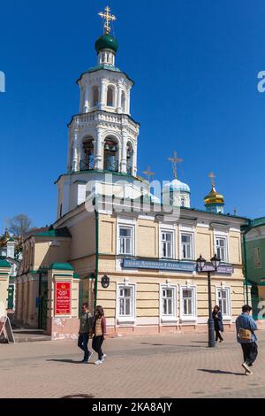 Kazan, Russia - 7 maggio 2022: La gente cammina vicino alla Cattedrale di Nikolsky. Si tratta di un complesso di templi della diocesi kazana e tatarstana del CH ortodosso russo Foto Stock