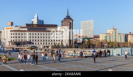 Kazan, Russia - 7 maggio 2022: Kazan Street view in una giornata di sole, la gente cammina vicino ai fondanti in via Tatarstan Foto Stock