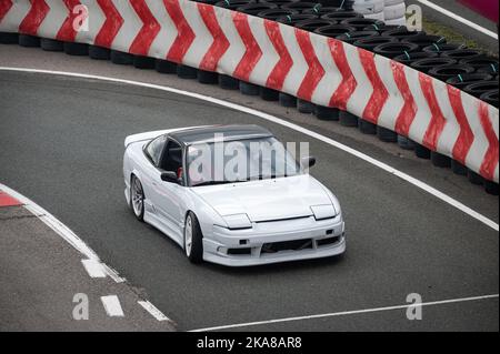 Nissan Silvia S13 bianco che si guida sul circuito da corsa Foto Stock