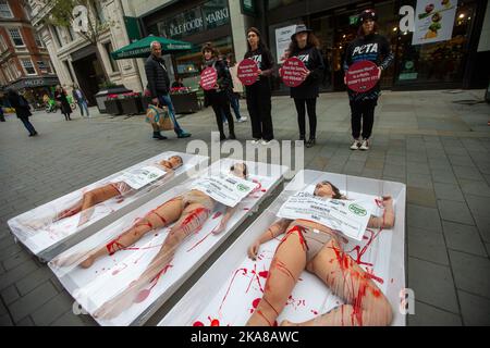 Londra, Inghilterra, Regno Unito. 1st Nov 2022. Gli attivisti DI PETA posano come carne in vassoi al di fuori del supermercato Whole Foods a Piccadilly Circus in occasione della Giornata Mondiale del Vegan. (Credit Image: © Tayfun Salci/ZUMA Press Wire) Foto Stock