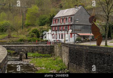 Una bella vista del Cafe Thelen sul fiume Rur nella città di Monschau, Eifel, Germania Foto Stock