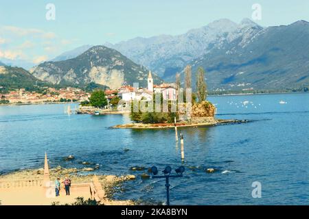 Vista delle altre Isole Borromee sul Lago maggiore, dal Palazzo sull'Isola Bella Foto Stock