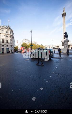 Uomo su skateboard elettrico. Trafalgar Square. Londra Inghilterra Foto Stock