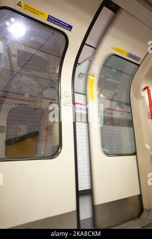 Chiusura porte con treno sotterraneo. Londra Inghilterra Foto Stock