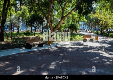 Vista di due panchine vuote al parco di Georgiadi nel centro della città di Heraklion in una giornata di sole di ottobre. Foto Stock