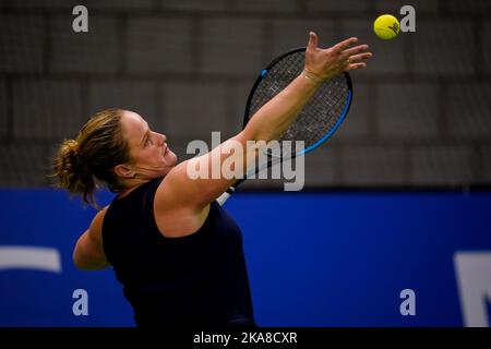 OSS, PAESI BASSI - NOVEMBRE 1: Aniek van Koot dei server olandesi contro Lucy Shuker di Gran Bretagna durante il giorno 3 del 2022 ITF Wheelchair Tennis Masters allo Sportcentrum de Rusheuvel il 1 Novembre 2022 a Oss, Paesi Bassi (Foto di René Nijhuis/Orange Pictures) Foto Stock