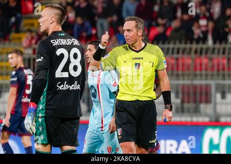 Monza, Italia. 31st Ott 2022. Luca Pairetto (Referee) durante l'AC Monza vs Bologna FC, campionato italiano di calcio Serie A match a Monza, Italy, October 31 2022 Credit: Independent Photo Agency/Alamy Live News Foto Stock