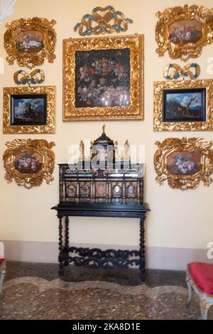 Foto e tavolino nel Palazzo Borromeo sull'Isola Bella, Lago maggiore Foto Stock