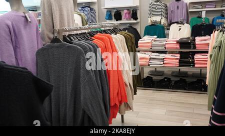 Limassol, Cipro - 10 ottobre 2022: Abbigliamento invernale per le donne in mostra presso il negozio Marks and spencer Foto Stock