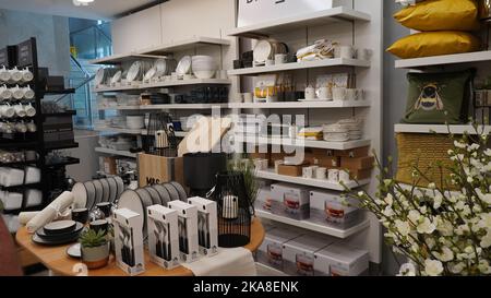 Limassol, Cipro - 10 ottobre 2022: Utensili da cucina in mostra presso il marchio e spencer negozio al dettaglio Foto Stock