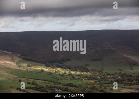 Vista del Kinder Scout dal sedile dei Lord a Rushup Edge, Peak District. REGNO UNITO. Foto Stock