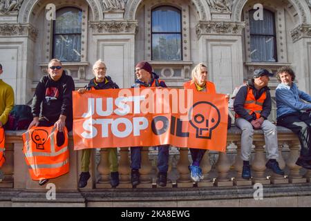 Londra, Regno Unito. 1st novembre 2022. Basta che gli attivisti di Stop Oil hanno organizzato una protesta fuori Downing Street mentre continuano le loro proteste chiedendo al governo di smettere di rilasciare nuove licenze per i combustibili fossili. Credit: Vuk Valcic/Alamy Live News Foto Stock