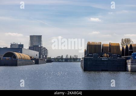Un primo piano di chiatte con monili in un porto industriale a Roermond Foto Stock