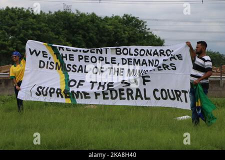 Rio de Janeiro, Rio de Janeiro, Brasile. 1st Nov 2022. (INT) Pro Bolsonaro Truck Drivers protesta bloccando l'autostrada a Rio de Janeiro. 1 novembre 2022, Fluminense, Rio de Janeiro, Brasile: Un gruppo di sostenitori del presidente brasiliano, Jair Bolsonaro (PL), chiude un tratto della Washington Luiz Highway, di fronte alla raffineria Duque de Caxias (riduzione), a Baixada Fluminense, il Martedì (01). La protesta si svolge dopo la conferma della vittoria di Luiz Inacio Lula da Silva (PT) su Bolsonaro nel runoff elections.Credit: Jose Lucena/TheNews2 (Credit Image: © Jose Lucena/TheNEWS2 Foto Stock