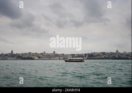 Tour in barca nell'acqua del Bosforo sullo sfondo della città di Istanbul Foto Stock