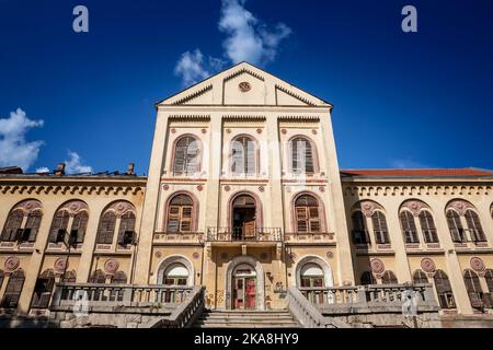 Immagine della facciata principale dello staro Zdanje di Arandjelovac. Si tratta di un antico palazzo, decadente e abbandonato, ad Arandjelovac, Serbia, costruito dall'obrenovico Foto Stock