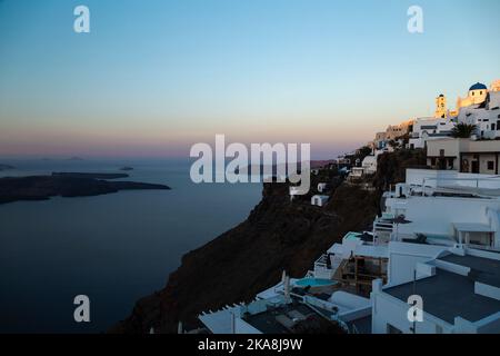 Santorini vista del cratere che guarda verso Thirassia da Thera Foto Stock