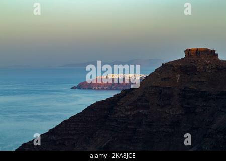 Alba sulla roccia di Skaros e Oia Santorini Foto Stock