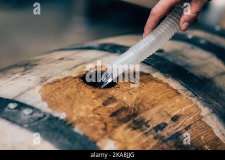 Ripieno di rovere americano con nuovo make, whiskey bianco cane, moonshine per l'invecchiamento in Bourbon Whiskey produzione Foto Stock