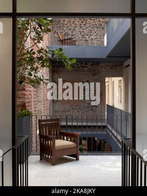 cortile interno al 3rd° piano. Circolo Mexicana, Città del Messico, Messico. Architetto: Ambrosi Etchegaray, 2019. Foto Stock