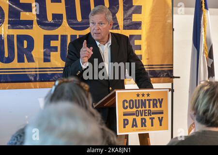 Segretario dell'Agricoltura ed ex governatore Tom Vilsack a Burlington, Iowa, il 29th ottobre 2022, in campagna per il candidato democratico al senato Mike P. Foto Stock