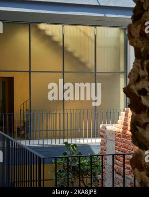 cortile interno al 3rd° piano con scala. Circolo Mexicana, Città del Messico, Messico. Architetto: Ambrosi Etchegaray, 2019. Foto Stock