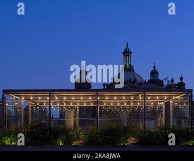 Vista dal tetto con la Cattedrale Metropolitana sullo sfondo. Circolo Mexicana, Città del Messico, Messico. Architetto: Ambrosi Etchegaray, 2019. Foto Stock