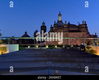 Vista dal tetto con la Cattedrale Metropolitana sullo sfondo. Circolo Mexicana, Città del Messico, Messico. Architetto: Ambrosi Etchegaray, 2019. Foto Stock