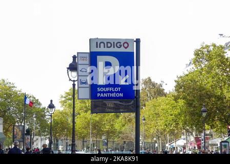 Parigi, Francia. Ottobre 30. 2022. Parcheggio sotterraneo a pagamento in città, per auto e moto. Ingresso ad un parcheggio Indigo. Foto Stock