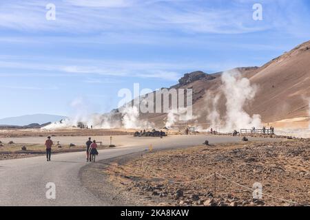 Il primo piano di Namafjall è la popolare area geotermica islandese con un paesaggio unico di piscine fumanti e fangpot. Visitatori non ricognibili. Foto Stock