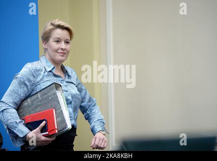 Berlino, Germania. 01st Nov 2022. Il sindaco di Berlino Franziska Giffey (SPD) lascia la stanza dopo la conferenza stampa sul bilancio suppletivo. Credit: Soeren Stache/dpa/Alamy Live News Foto Stock