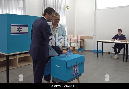 GERUSALEMME, ISRAELE - 1 NOVEMBRE: Il presidente Isaac Herzog e sua moglie hanno votato in un seggio elettorale durante le elezioni generali israeliane del 1 novembre 2022 a Gerusalemme, Israele. Gli israeliani tornano ai sondaggi il 1 novembre per una quinta elezione generale in quattro anni per votare una nuova Knesset, il parlamento a 120 posti. Credit: Eddie Gerald/Alamy Live News Foto Stock