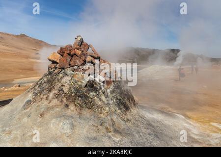 Primo piano delle fumarole fumanti a Namafjall, Islanda, popolare area geotermica con un paesaggio unico di piscine fumanti e fangpot. Foto Stock