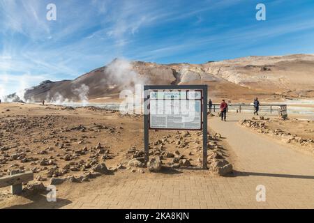 Namafjall è la popolare area geotermica dell'Islanda con un paesaggio unico di piscine fumanti e fangpot. Attrae molti visitatori, e non lo sono Foto Stock