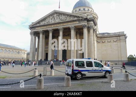 Parigi, Francia. Ottobre 30. 2022. , Architettura risalente al 18th ° secolo. Famosa chiesa, il Pantheon. Auto di polizia in primo piano. Foto Stock