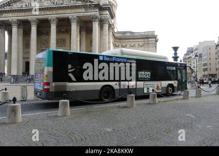 Parigi, Francia. Ottobre 30. 2022. , Famosa chiesa, Pantheon, risalente al 18th ° secolo. Bus RATP in funzione su carburante a biogas. Foto Stock