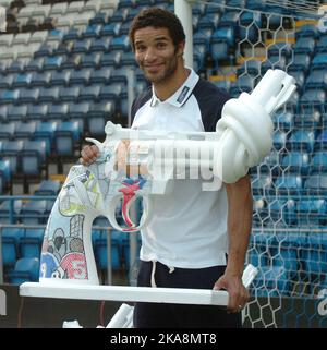 Il portiere inglese David James si è Unito alla guerra contro il crimine delle armi posando con gli scolari e le mini repliche dello scultore non violento di fama mondiale creato per John Lennon al di fuori delle Nazioni Unite. James e gli allievi della città di Portsmouth Boys' School, Portsmouth, Hants, si sono allineati con una serie di sculture di armi con i loro barili legati per mostrare il suo sostegno al programma di violenza del Knot della Premier League. James, stella di Portsmouth, 38 anni, ha detto: "Purtroppo il crimine violento è, in qualche forma, ovunque. Quello che stiamo cercando di fare è puntare alla prossima generazione di adolescenti. La prevenzione è Foto Stock