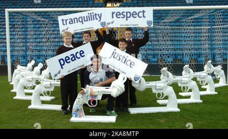 Il portiere inglese David James si è Unito alla guerra contro il crimine delle armi posando con gli scolari e le mini repliche dello scultore non violento di fama mondiale creato per John Lennon al di fuori delle Nazioni Unite. James e gli allievi della città di Portsmouth Boys' School, Portsmouth, Hants, si sono allineati con una serie di sculture di armi con i loro barili legati per mostrare il suo sostegno al programma di violenza del Knot della Premier League. James, stella di Portsmouth, 38 anni, ha detto: "Purtroppo il crimine violento è, in qualche forma, ovunque. Quello che stiamo cercando di fare è puntare alla prossima generazione di adolescenti. La prevenzione è Foto Stock