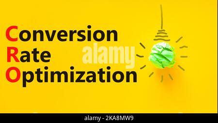 Simbolo di ottimizzazione del tasso di conversione CRO. Concetto di parole CRO tasso di conversione ottimizzazione su uno sfondo giallo bello. Lampadina. Business CRO con Foto Stock