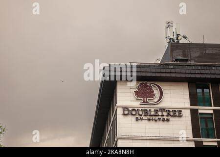 Immagine del cartello Double Tree sul loro hotel di recente apertura nel centro di istanbul, Turchia. Il Doubletree by Hilton e' una catena alberghiera americana gestita da b Foto Stock