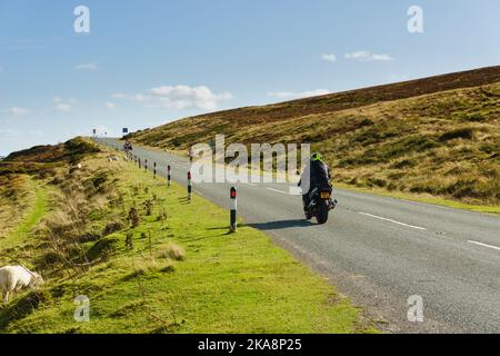 Moto sul Passo Horseshoe vicino al Ponderosa Cafe di Llantysilio sulla A542 rotta tra Llangollen e Ruthin Galles del Nord Foto Stock