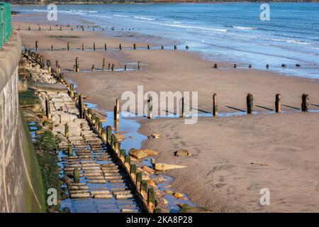 Spiaggia di Sandsend nella costa storica dello Yorkshire nr Whitby North Yorkshire Inghilterra Foto Stock